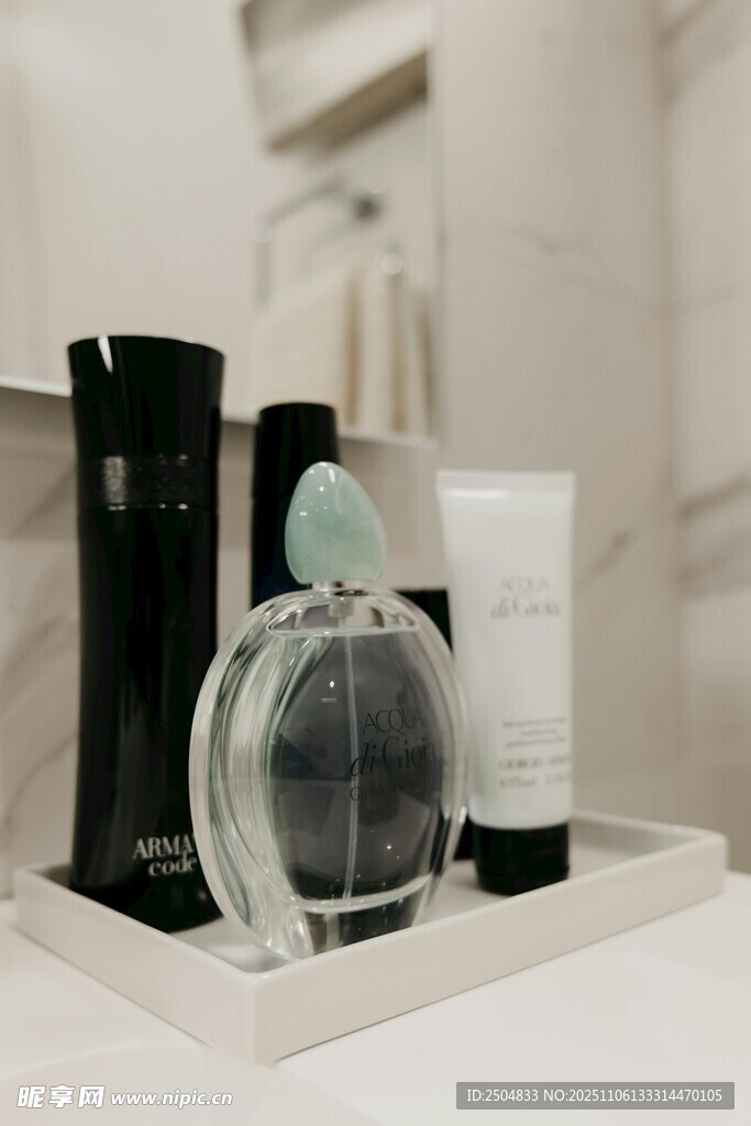 浴室中的精致香氛与护肤品