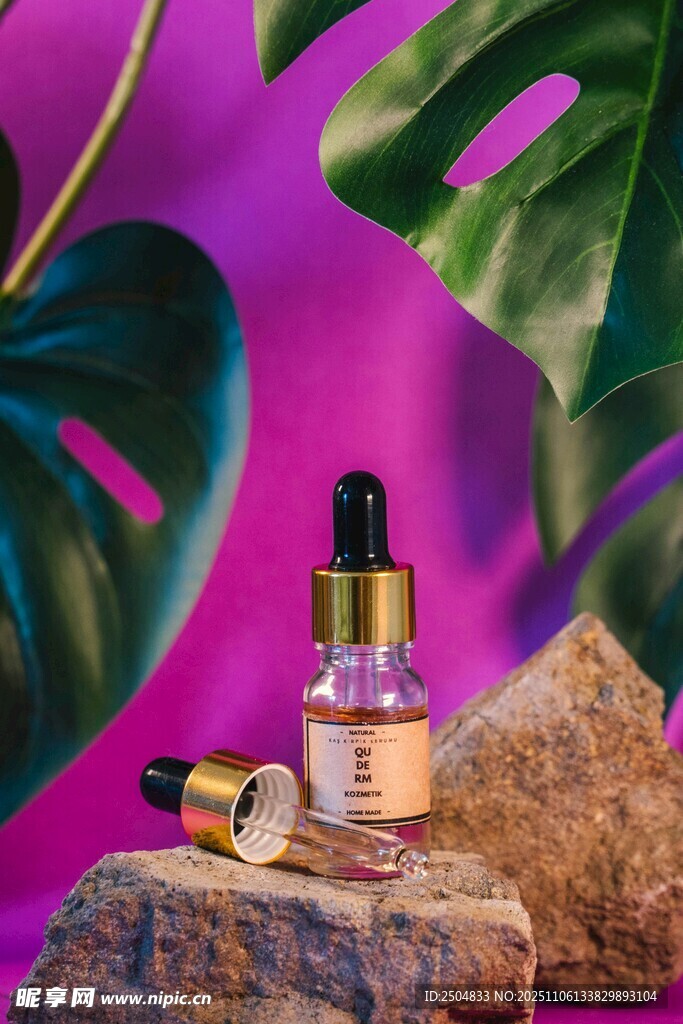 植物旁的精致护肤精油瓶