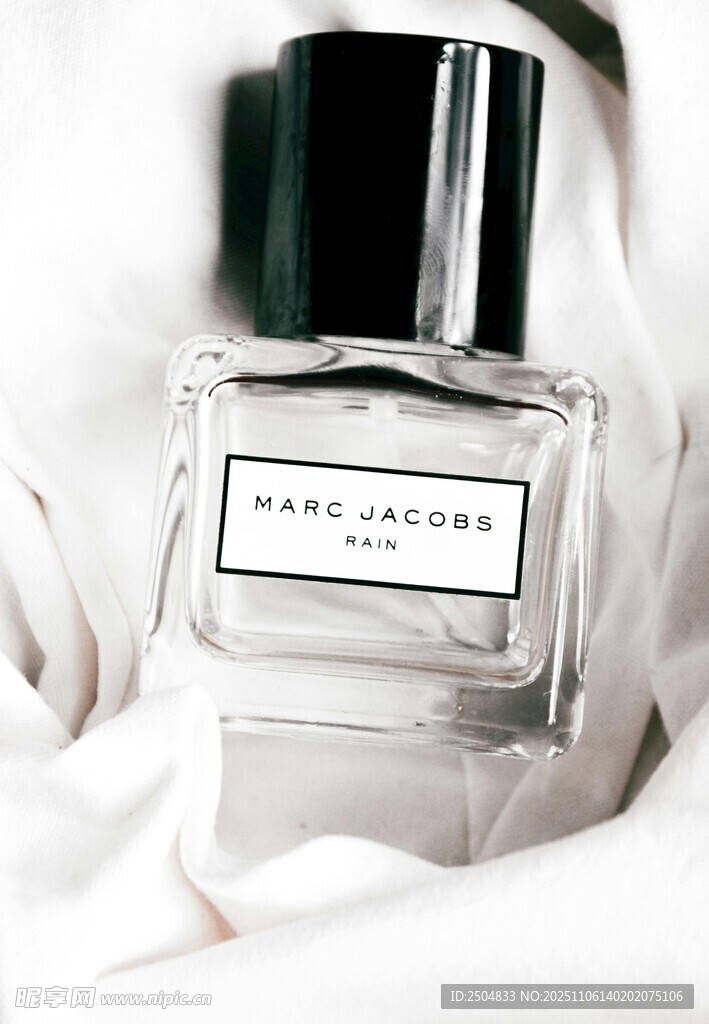 简约香水瓶置于柔软织物上