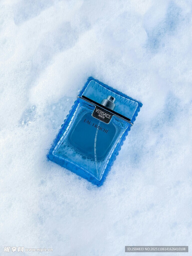 雪地中的蓝色打火机