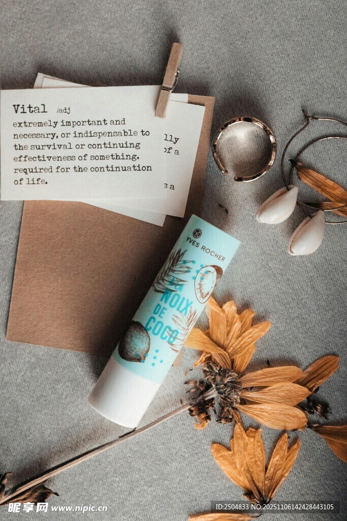 自然风护肤品与干花组合