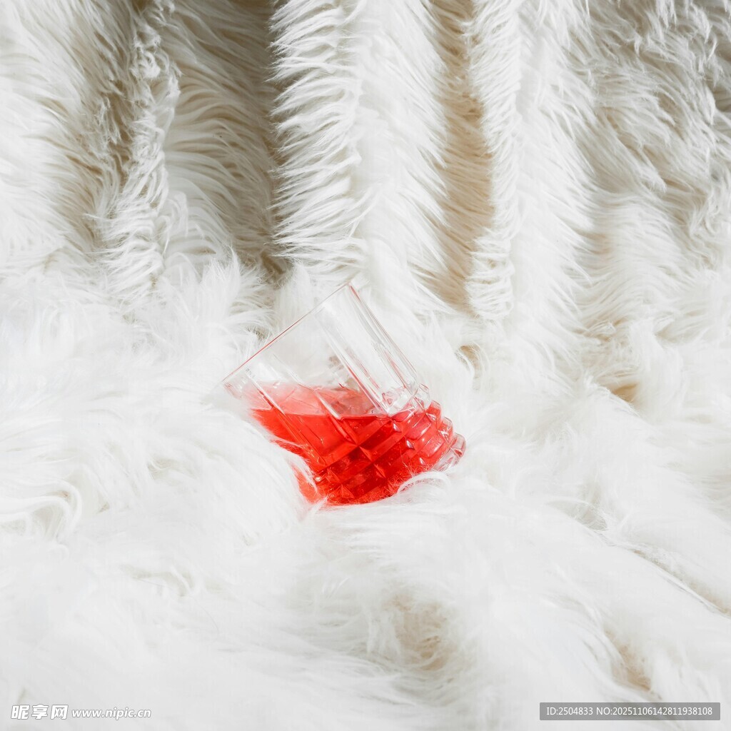 白绒上的一抹艳红