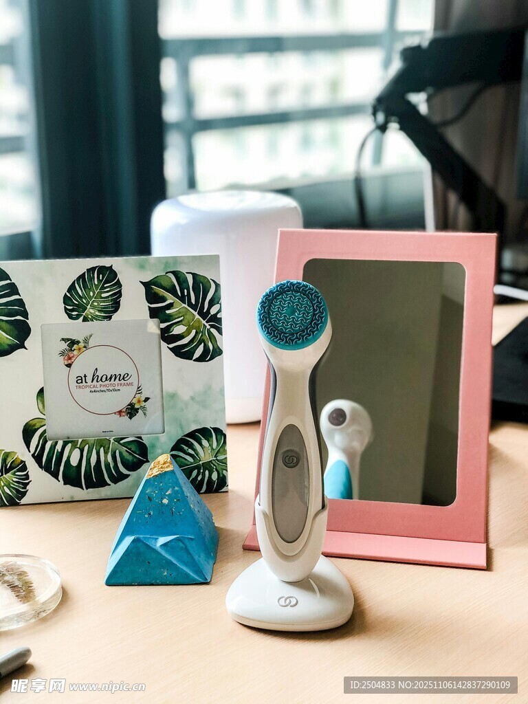 桌上精致小物 美妆镜等