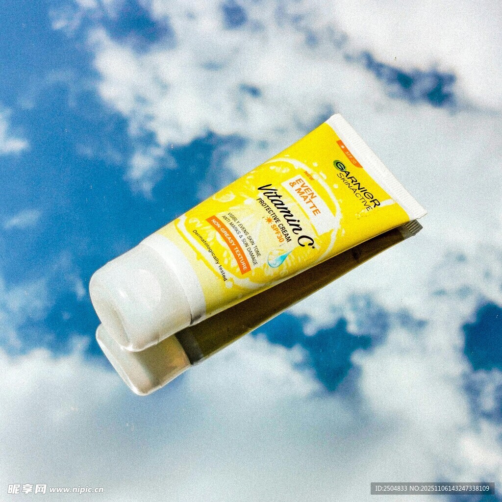 空中悬浮的黄色管状物品