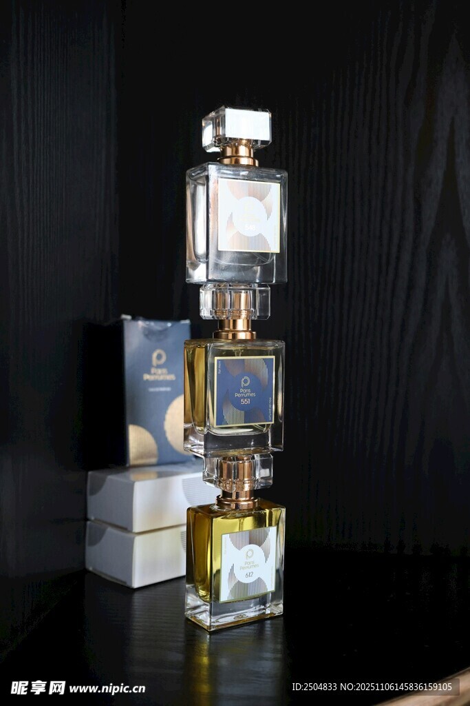 精致香水瓶组合展示