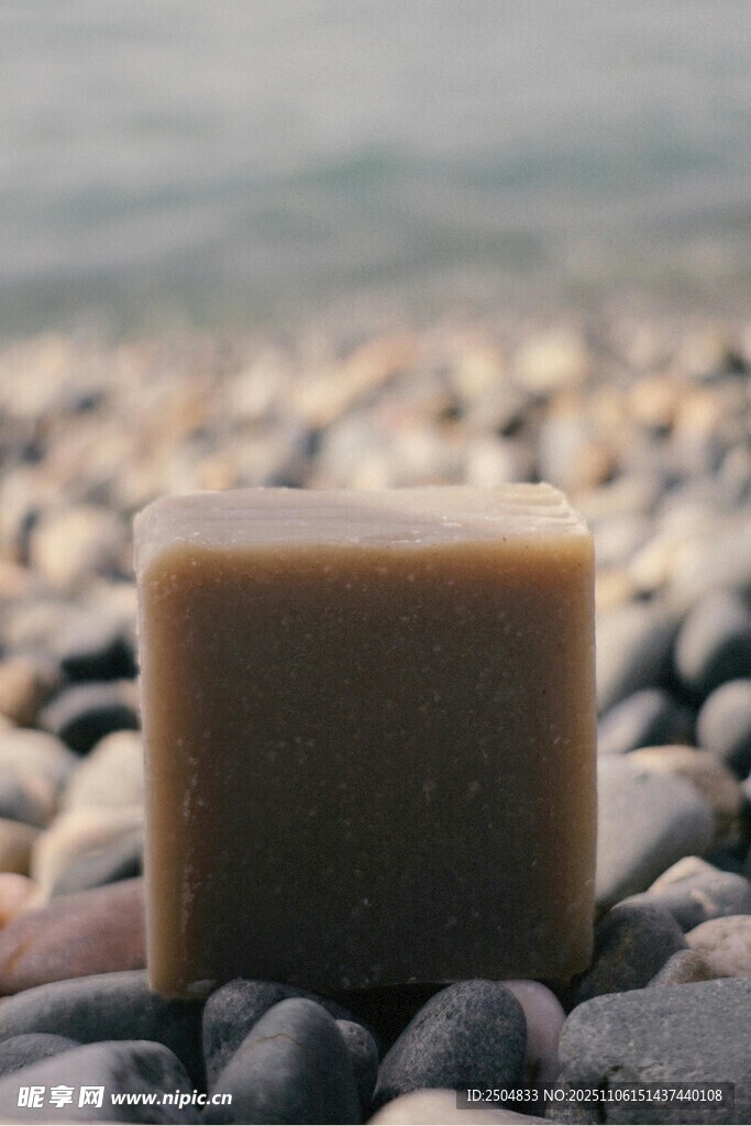 海边鹅卵石上的手工皂