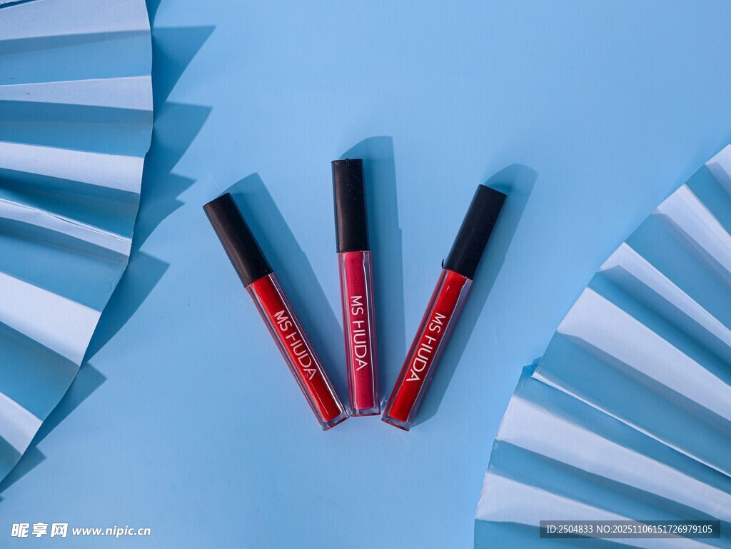 三支炫彩唇釉的精致摆拍