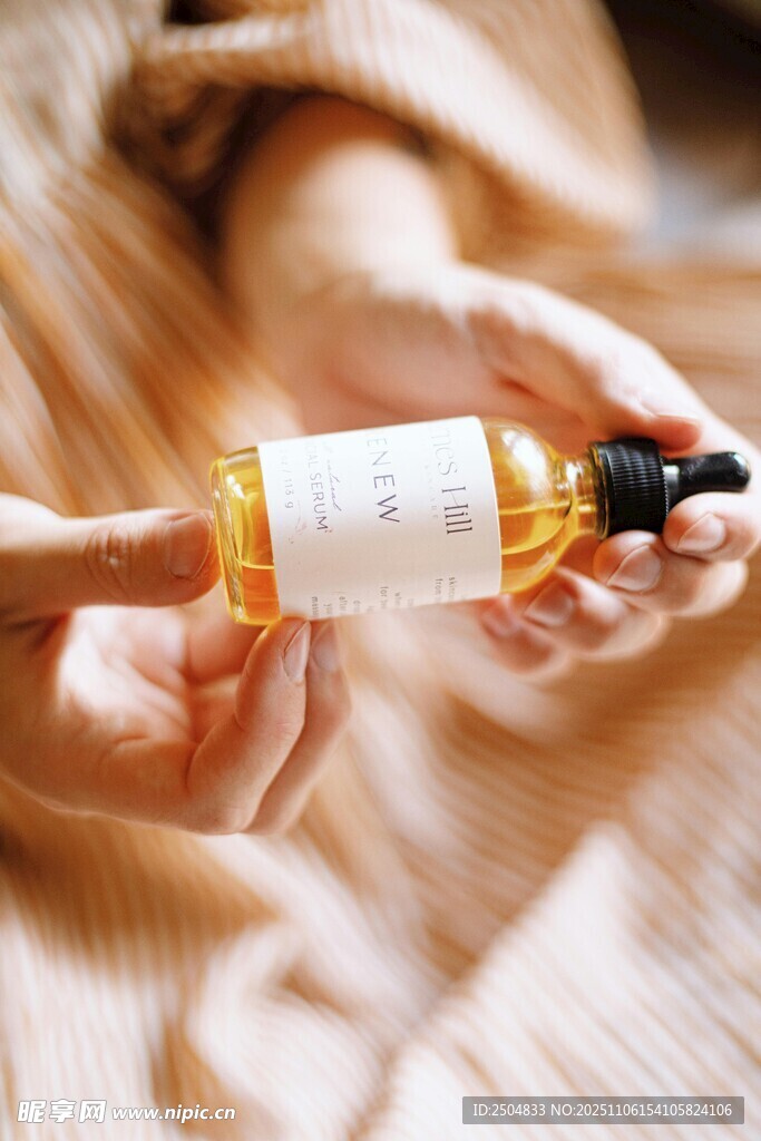 手持精致护肤精油瓶