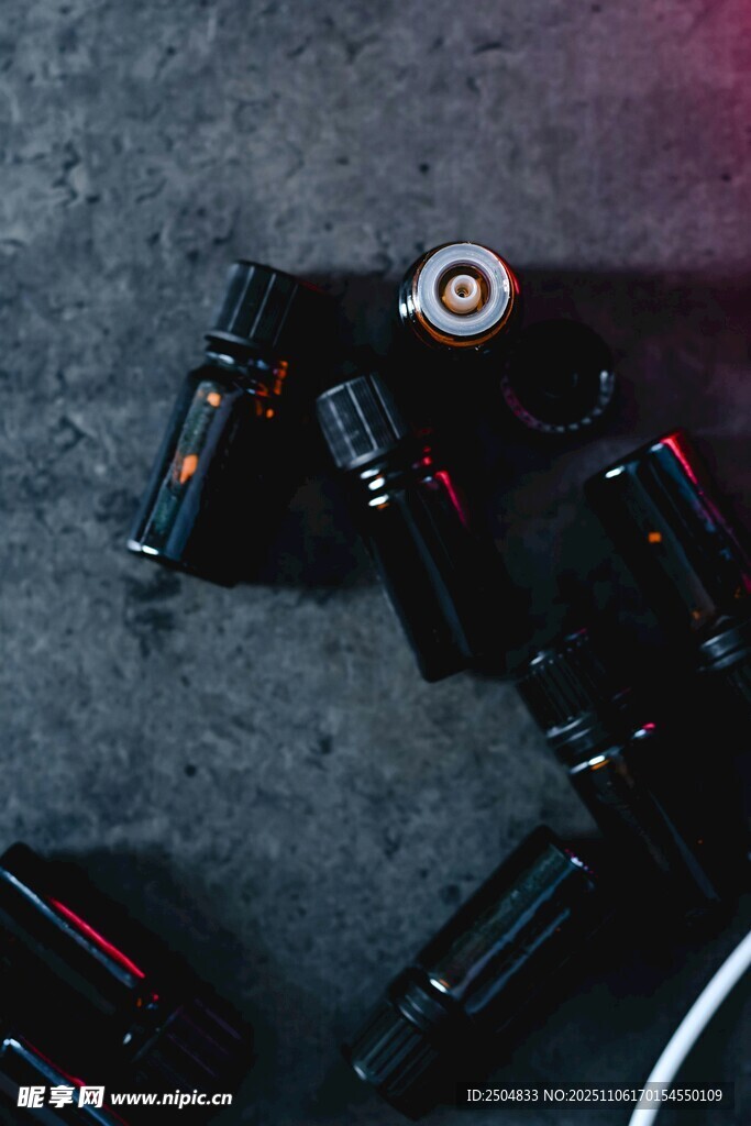 散落的汽车零部件