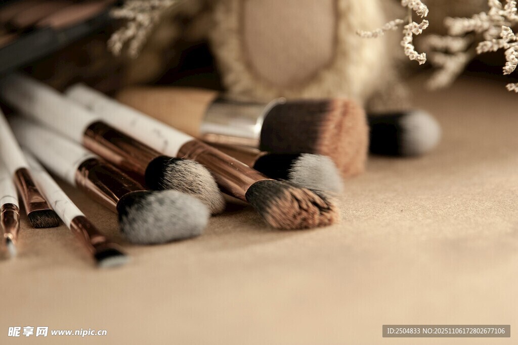 复古化妆刷与装饰摆件