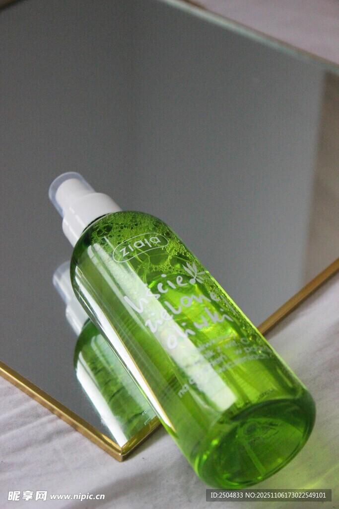 绿色清新护肤水瓶展示