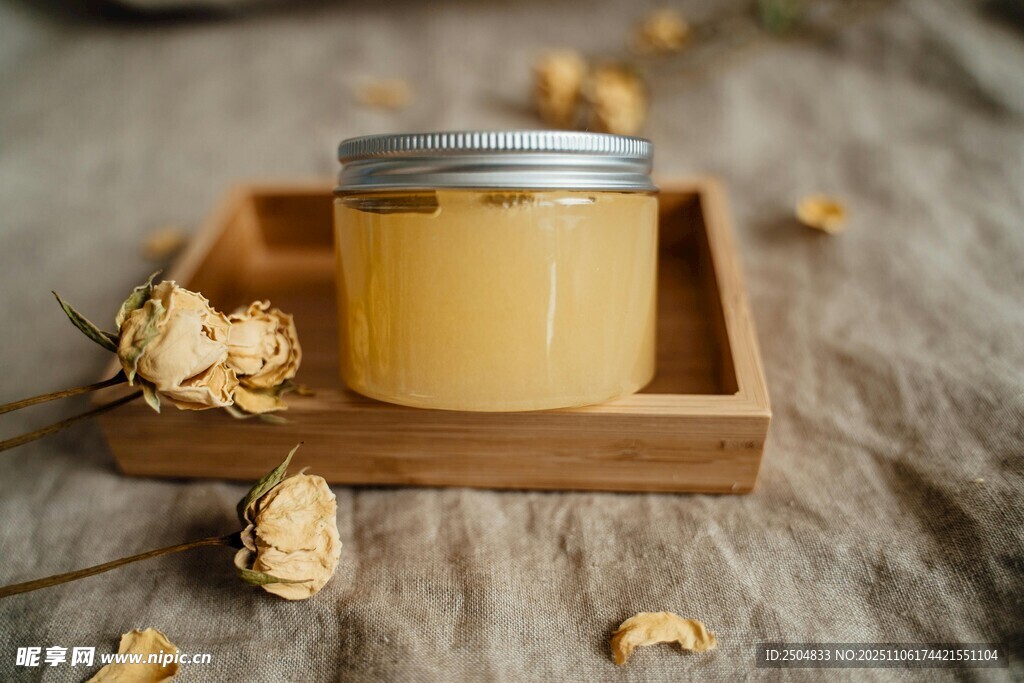 木盘上的罐装蜂蜜与花