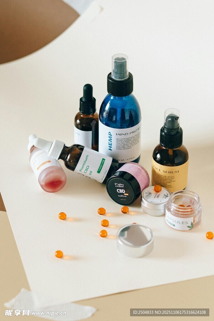 多样瓶罐与散落颗粒物品