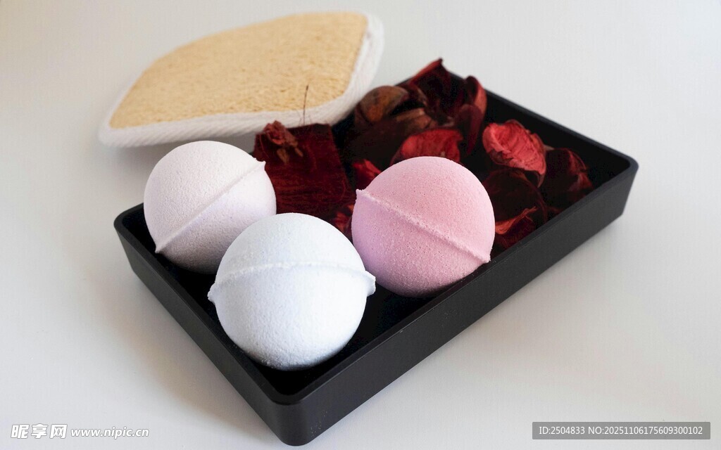 多彩香薰球与装饰摆件