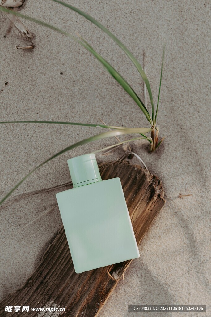 清新香水瓶与绿植摆件