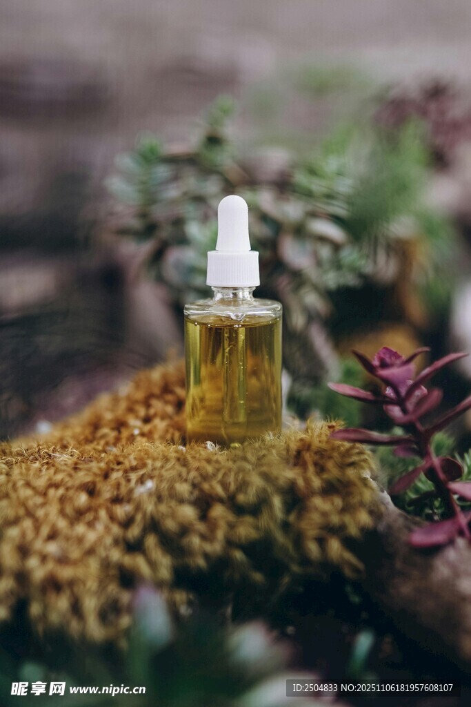 精致香薰瓶旁的自然景致