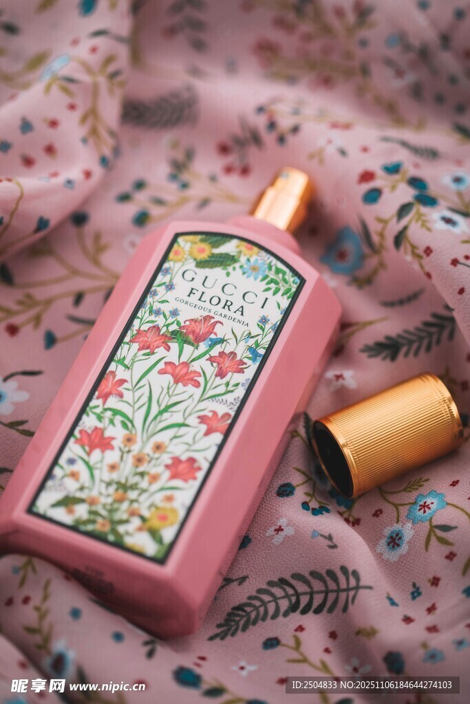 复古花纹粉色香水瓶