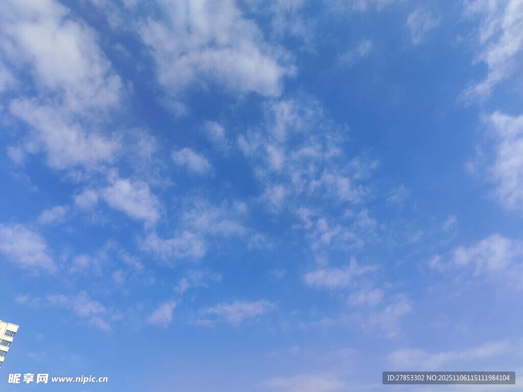 晴朗蓝天飘着朵朵白云