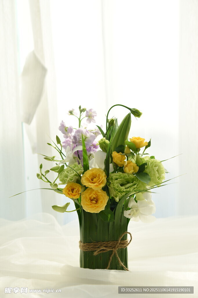 花瓶中的多彩花卉组合