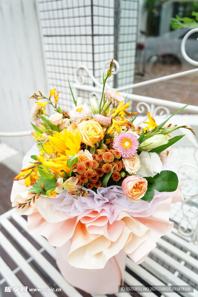 多彩鲜花花束绽放生机