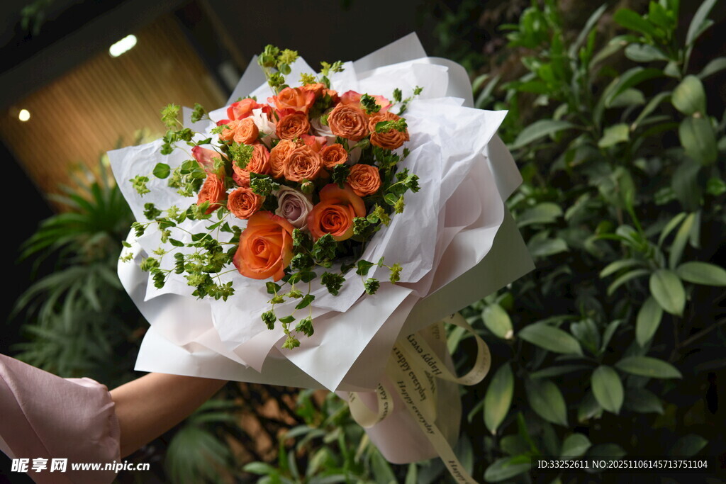 手持鲜艳橙色花束