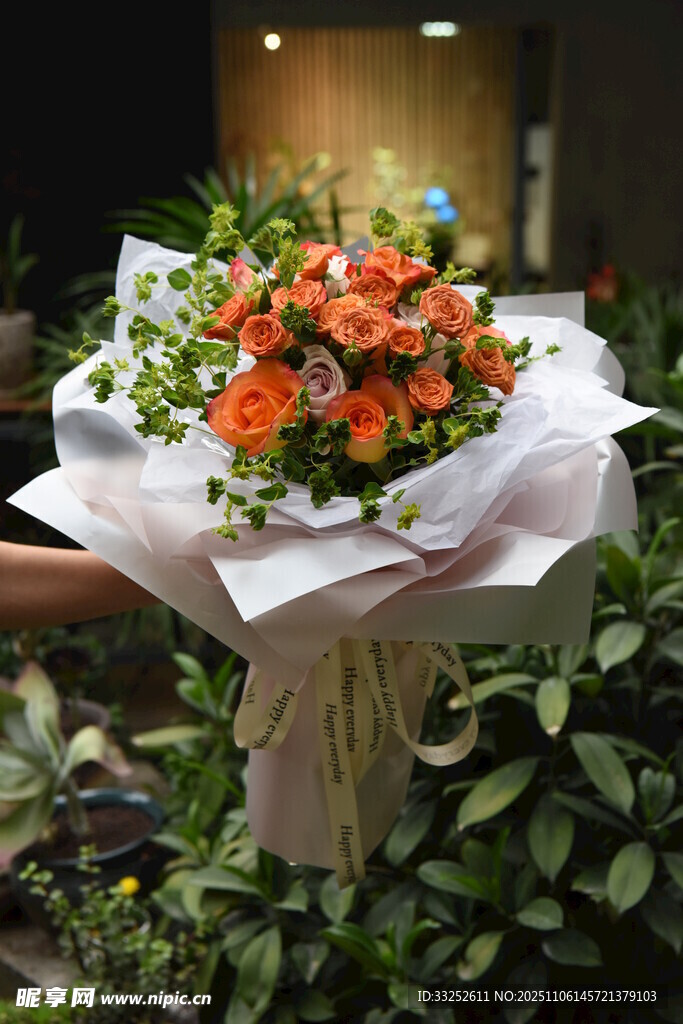 鲜艳花束被双手捧起