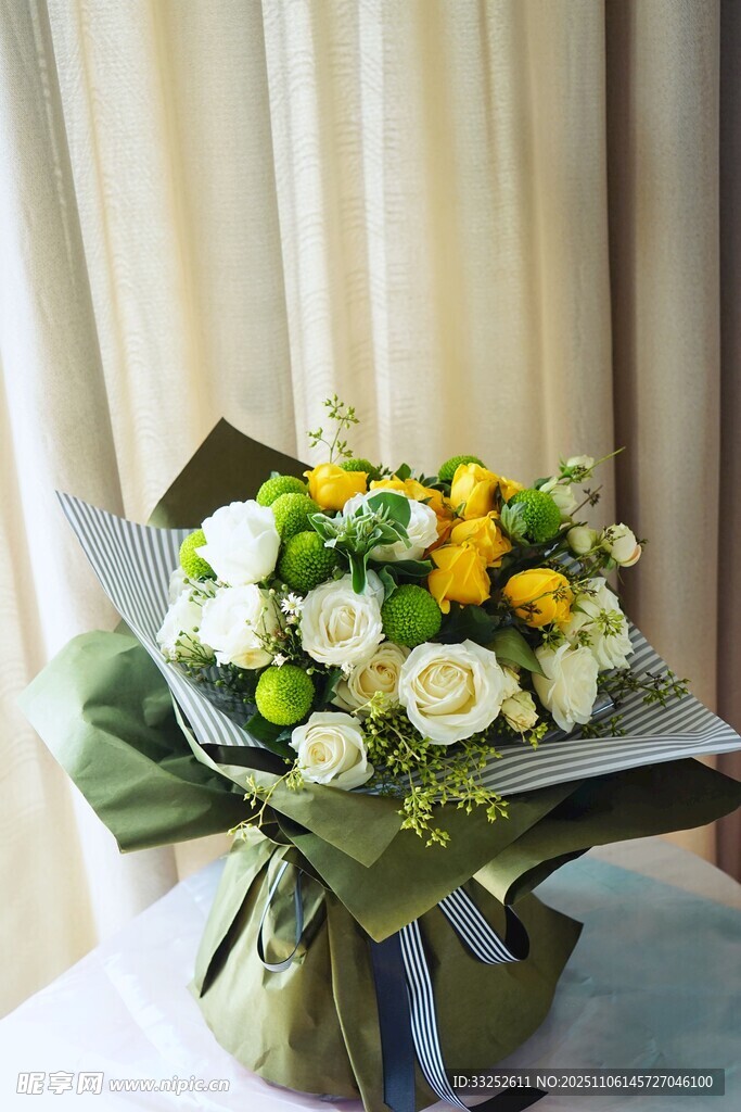 清新白黄相间鲜花花束