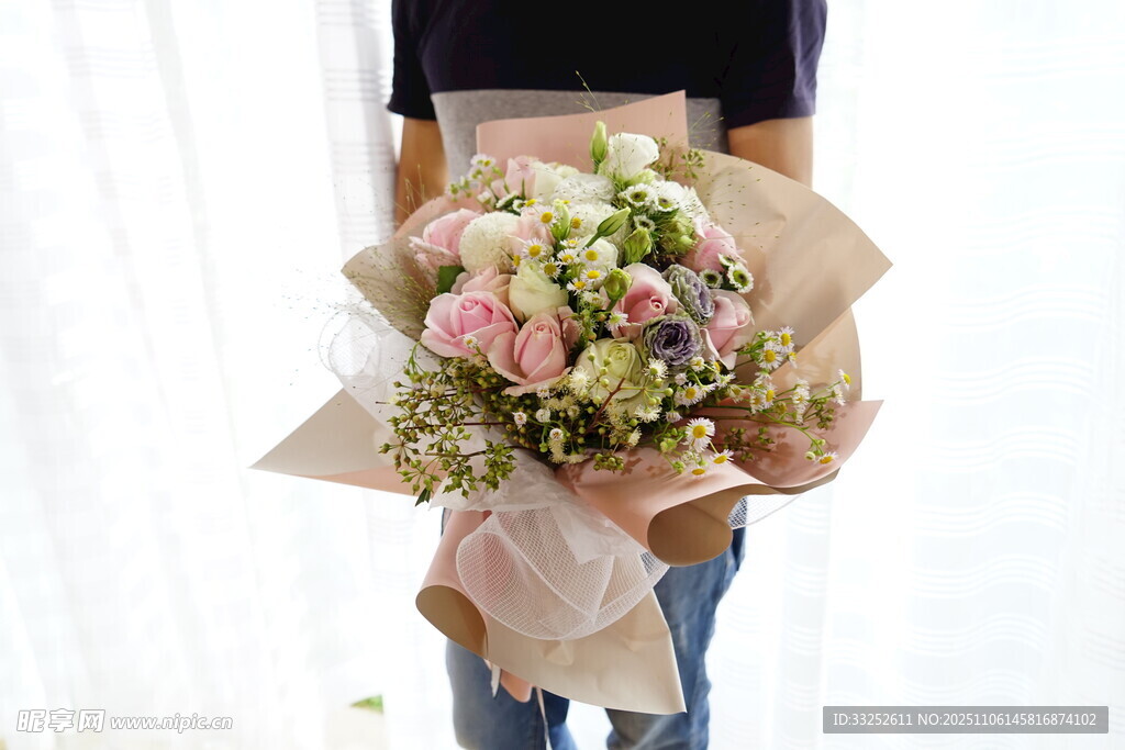 手持缤纷花束的浪漫瞬间