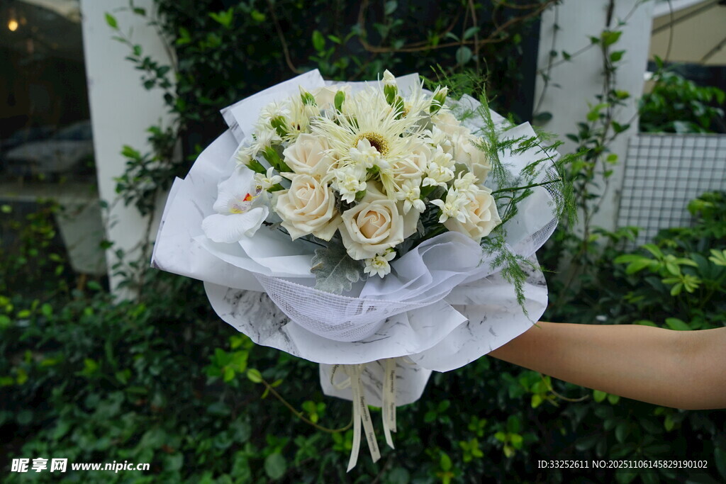 手捧白色清新花束