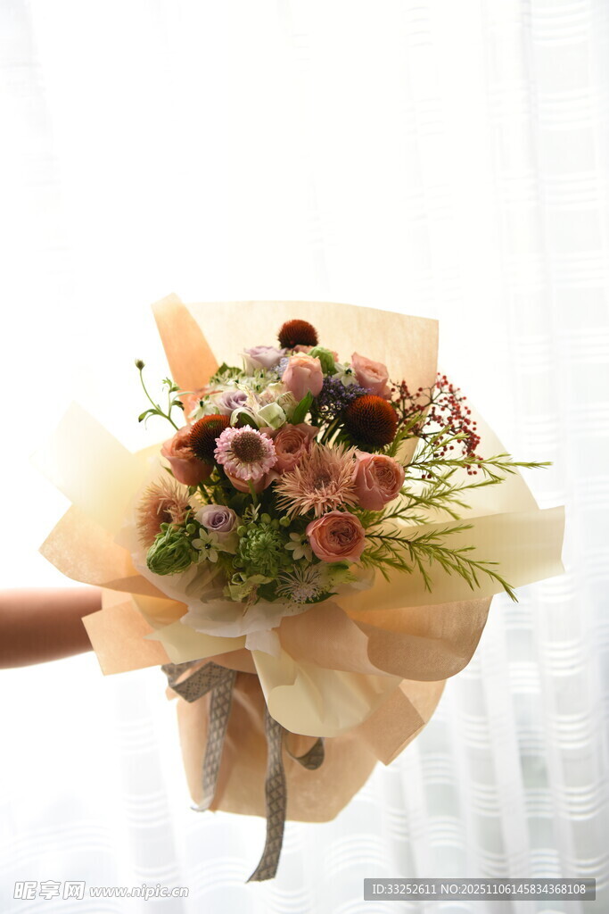 手捧多彩鲜花花束