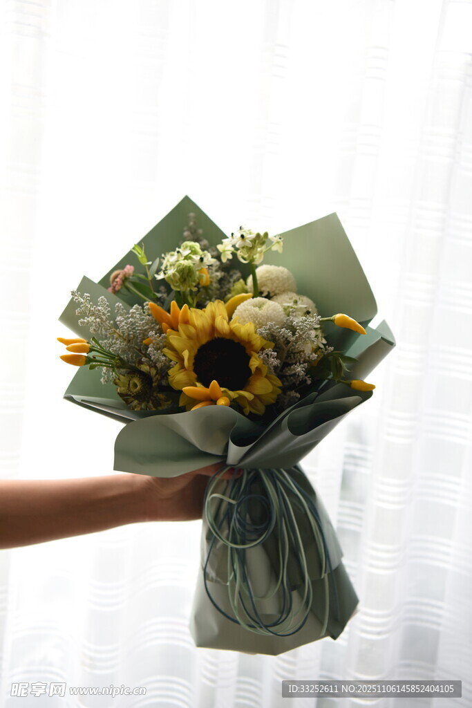 手捧多彩鲜花花束