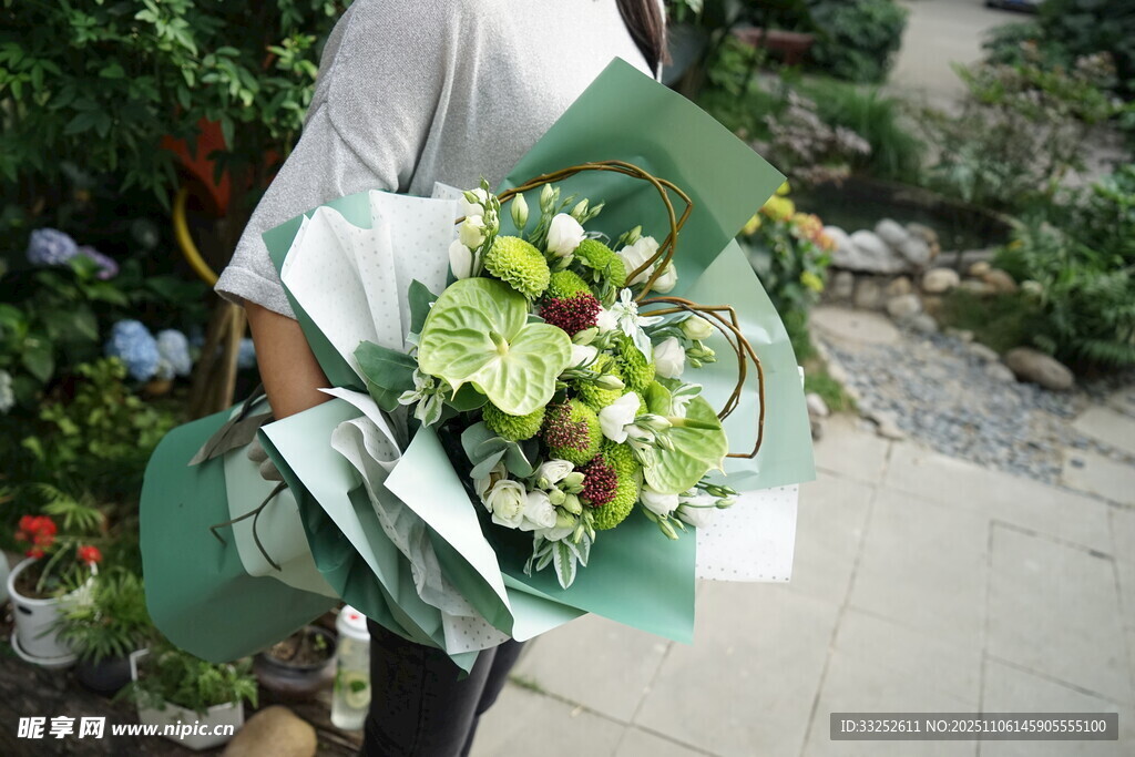 手持清新绿植花束的人