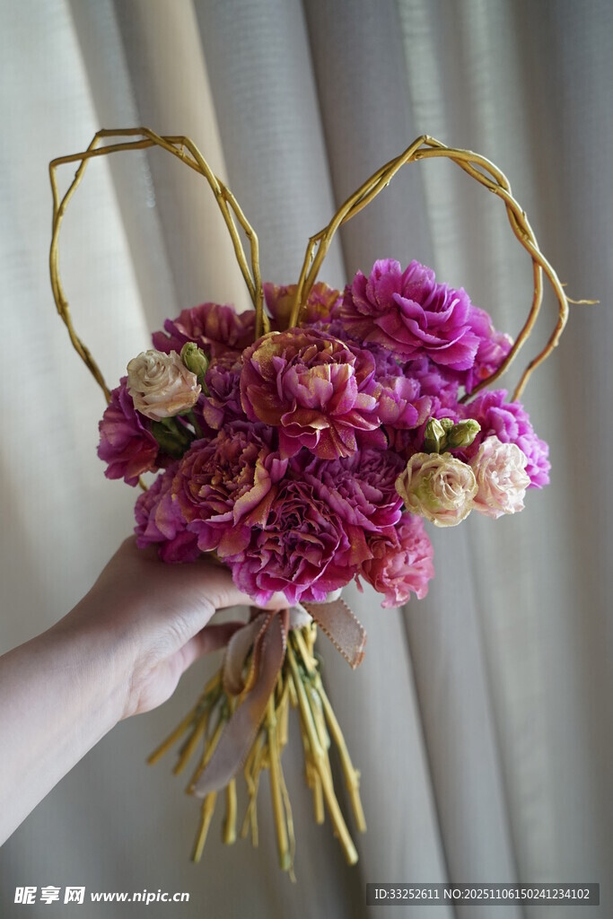 手捧绚丽梦幻花束