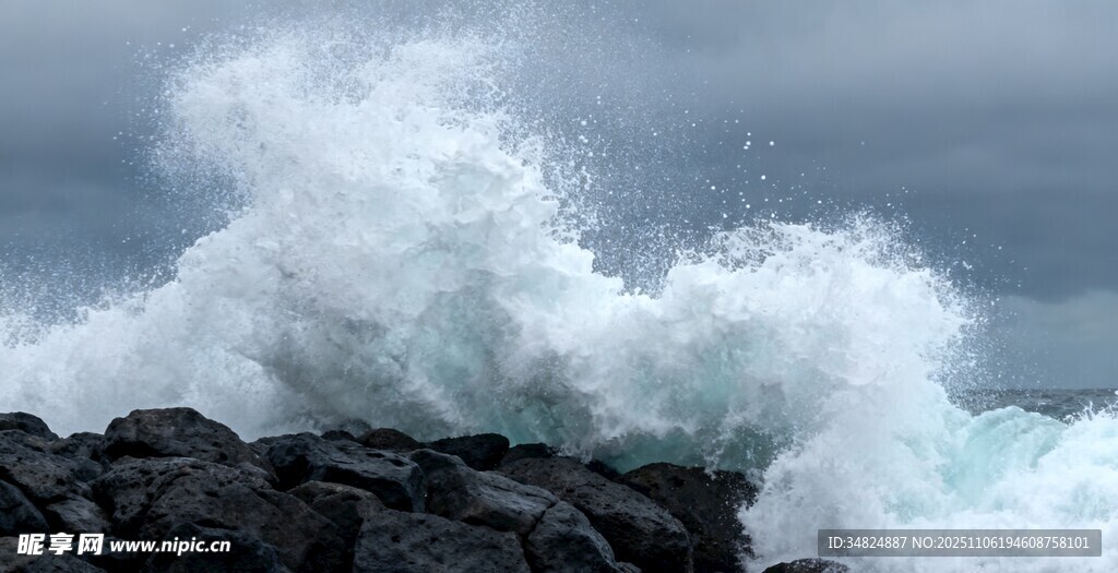 海浪拍击礁石的壮观景象