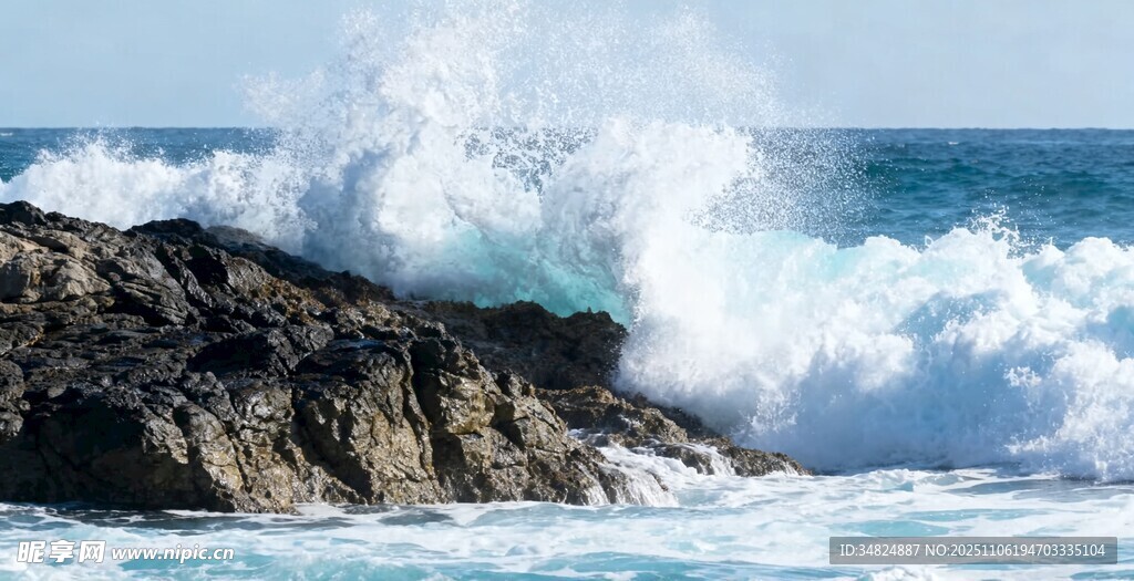 海浪拍击礁石的壮观景象
