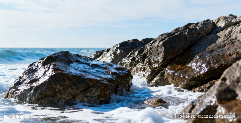 海浪拍击礁石的壮阔景象