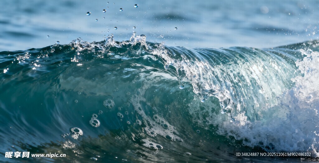 海浪翻涌瞬间