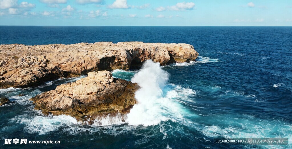 海边礁石与翻涌海浪