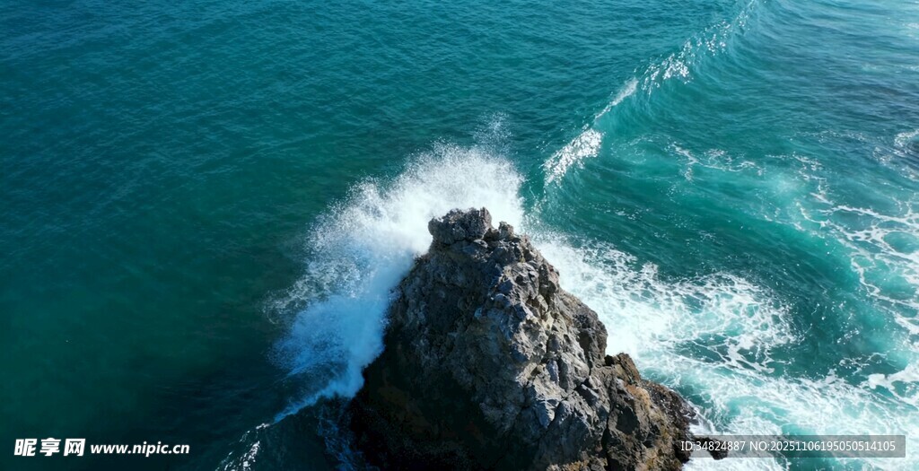 海浪拍击礁石的壮观景象