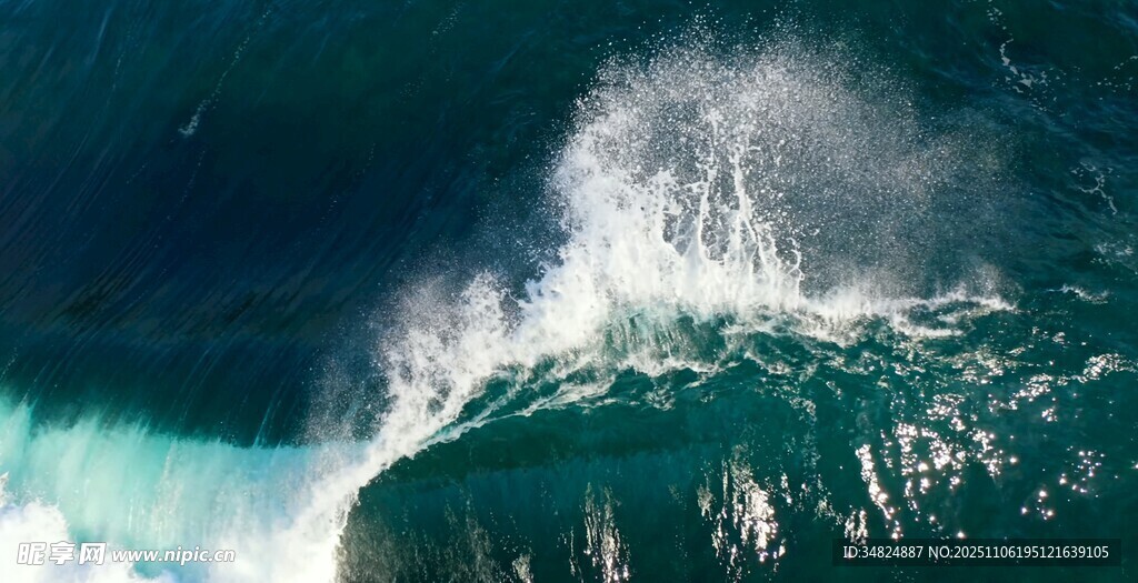 空中俯瞰壮观海浪
