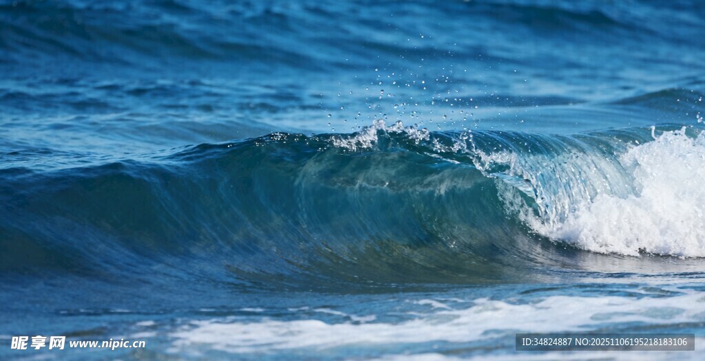 蓝色海浪翻涌的美丽瞬间