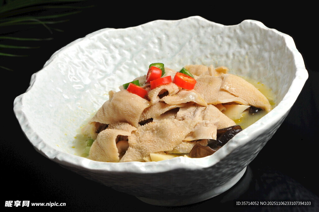 白碗盛的美味凉拌猪肚丝