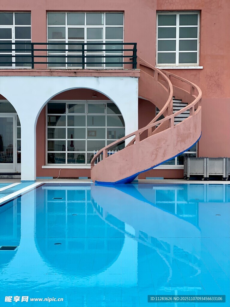 泳池边的螺旋楼梯建筑景观