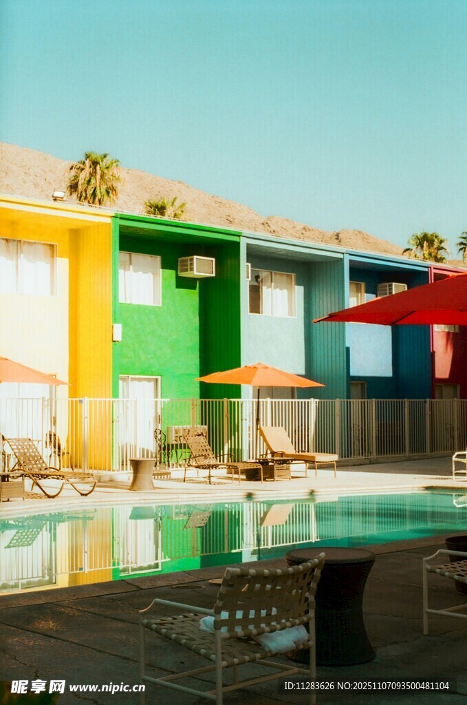 多彩建筑旁的清凉泳池