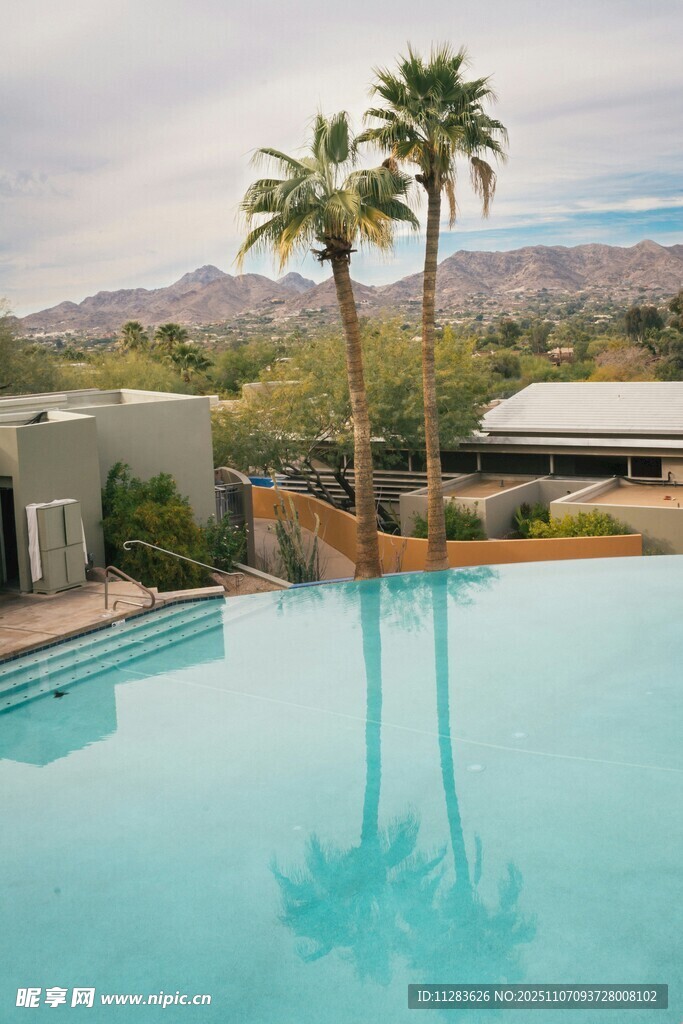 沙漠边的清凉泳池景观