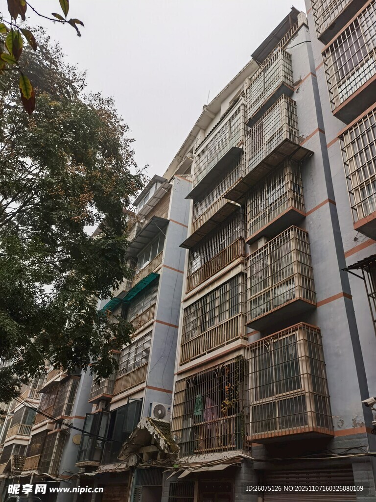 多层居民楼外观景象