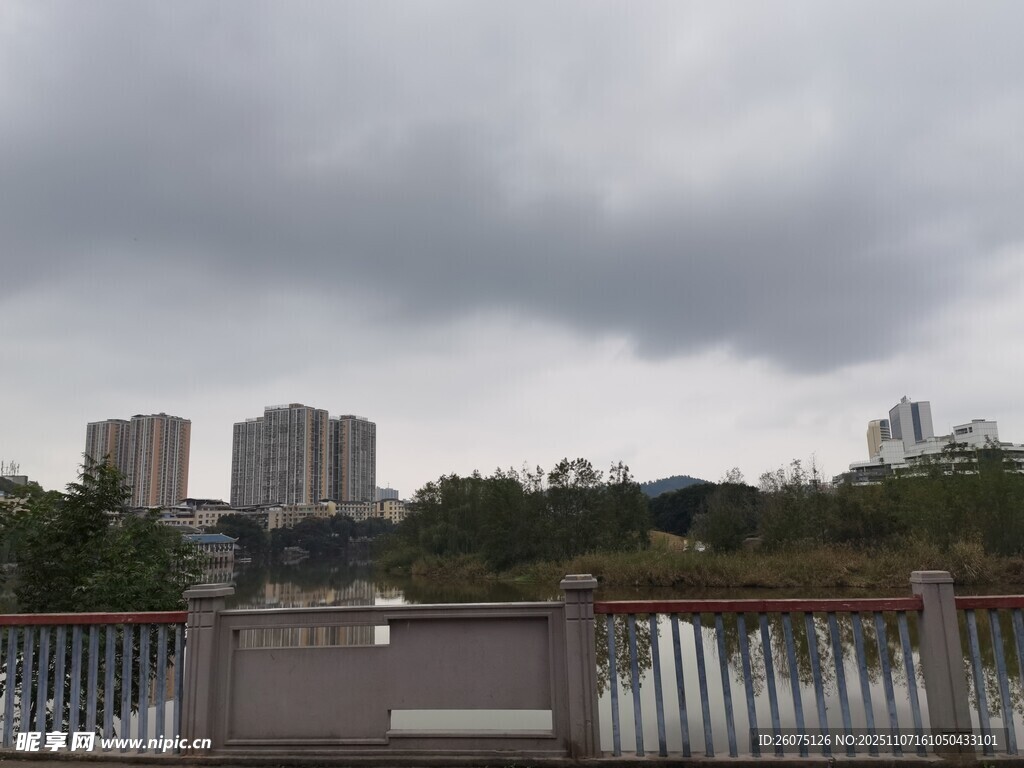 阴天城市河畔风景