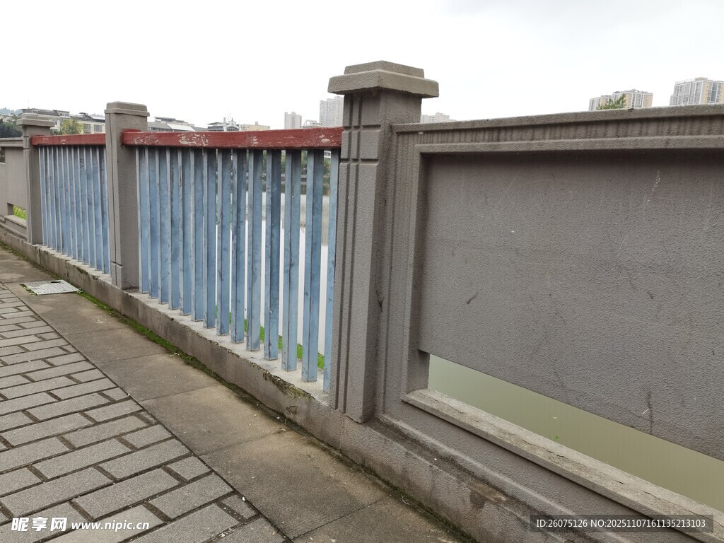 河边灰色护栏与砖石步道