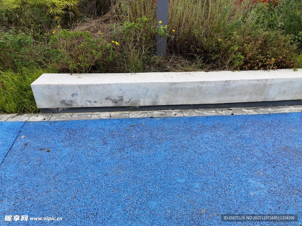 蓝色地面旁的白色长条物体