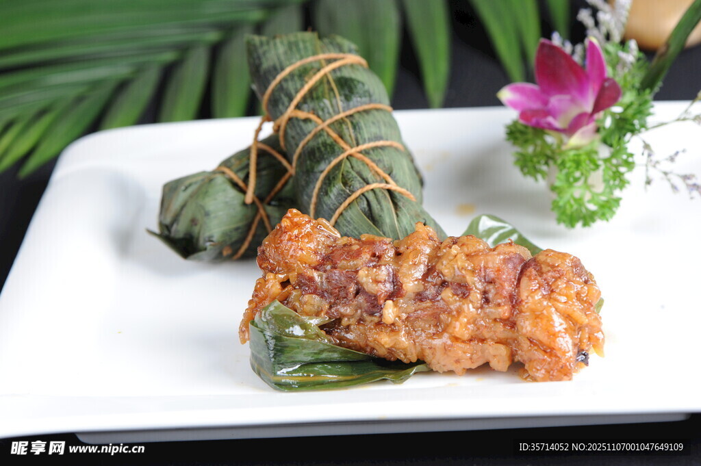 美味粽子与烤肉拼盘